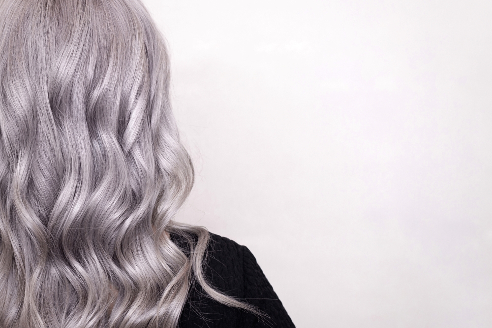 Choisir la bonne couleur pour accompagner la transition des cheveux blancs