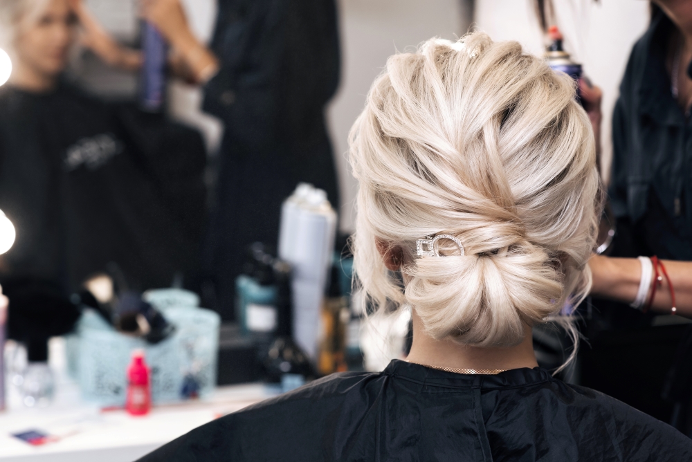 Le chignon bas flou : sobriété et raffinement