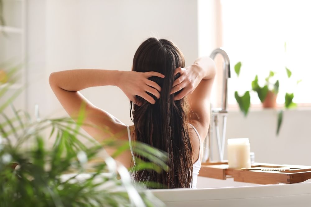 Brume pour les cheveux : le nouveau geste beauté ? 