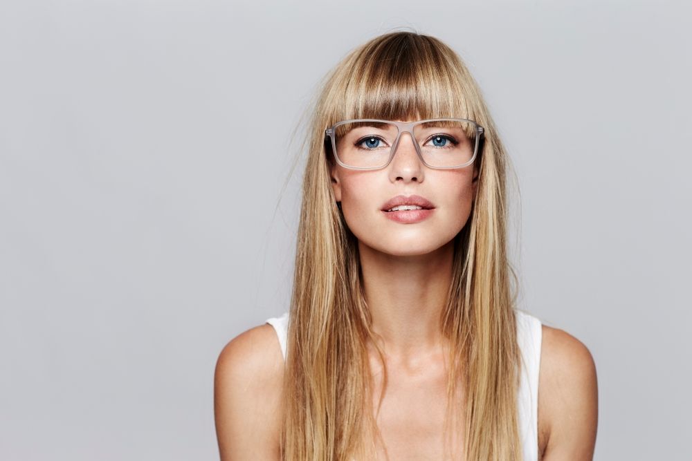 frange bien coiffée