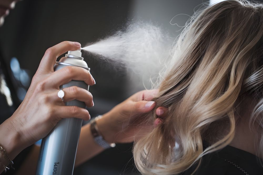 laque et spray pour cheveux