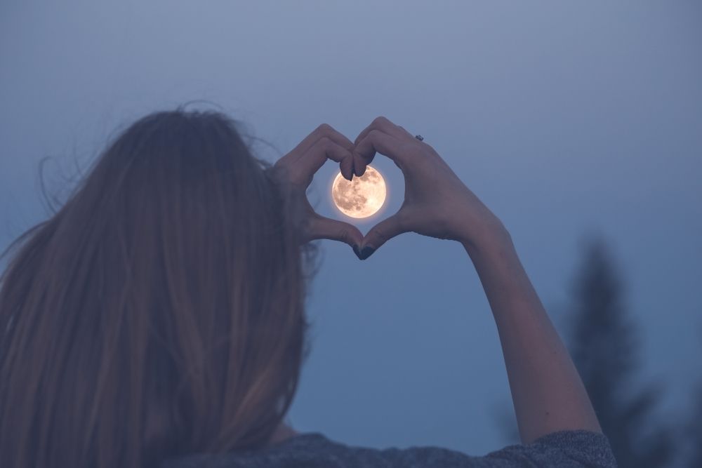 se couper les cheveux avec la lune